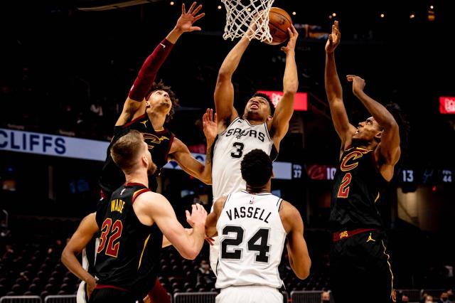 九游体育-身高不足2米砍下双20 马刺小将活力十足比肩邓肯